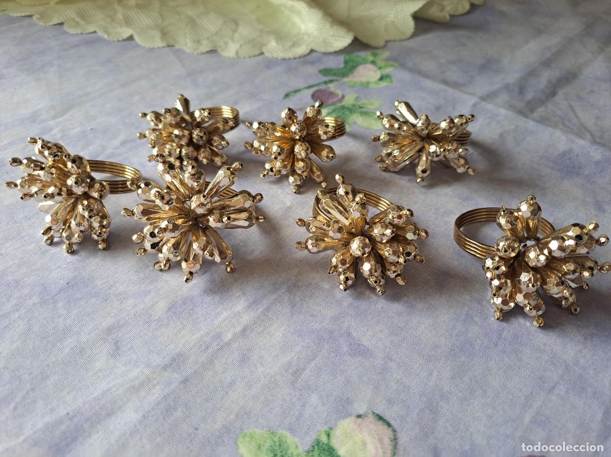 Vintage: Lote de 7 servilleteros de metal dorado con flor de pascua hechas de cuentas.