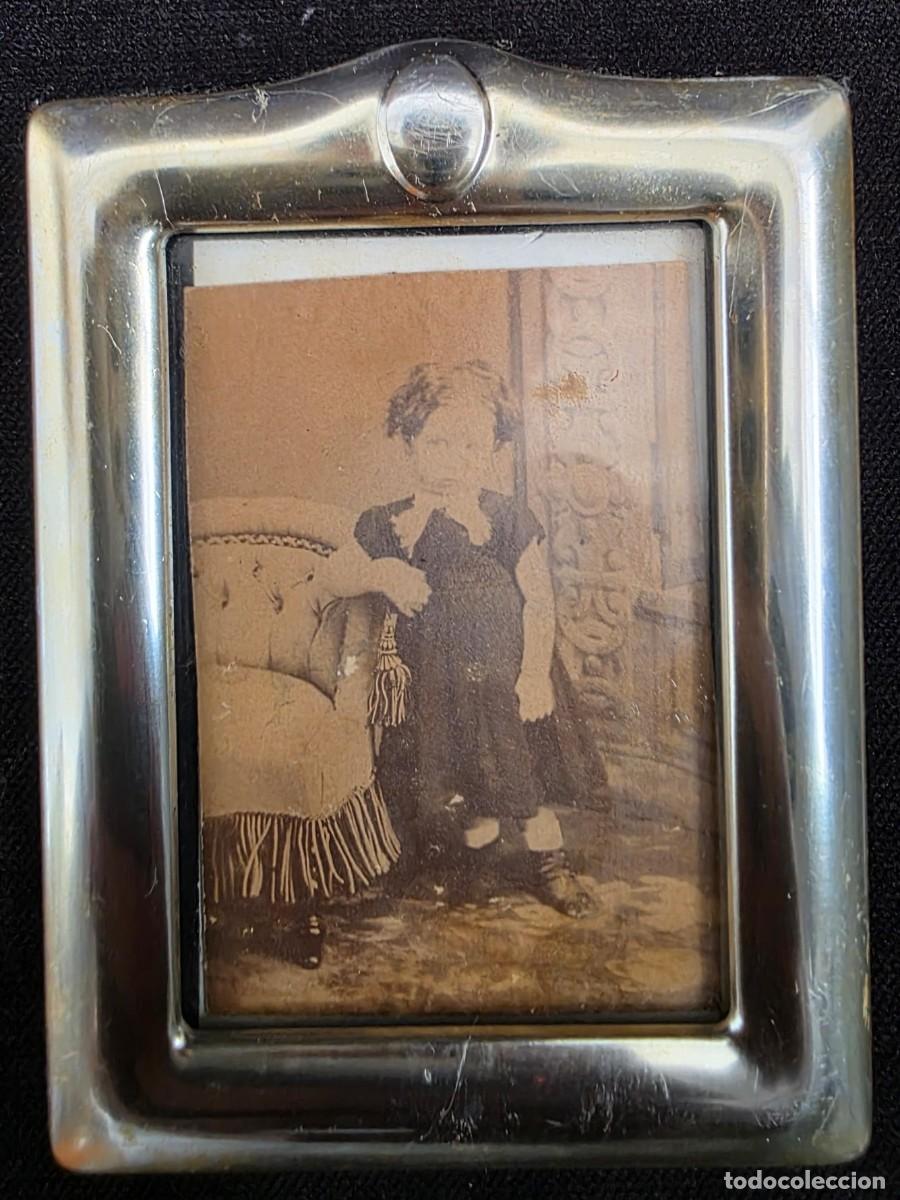Vintage: Antiguo portafotos met&aacute;lico con fotograf&iacute;a vintage infantil 10x8CM