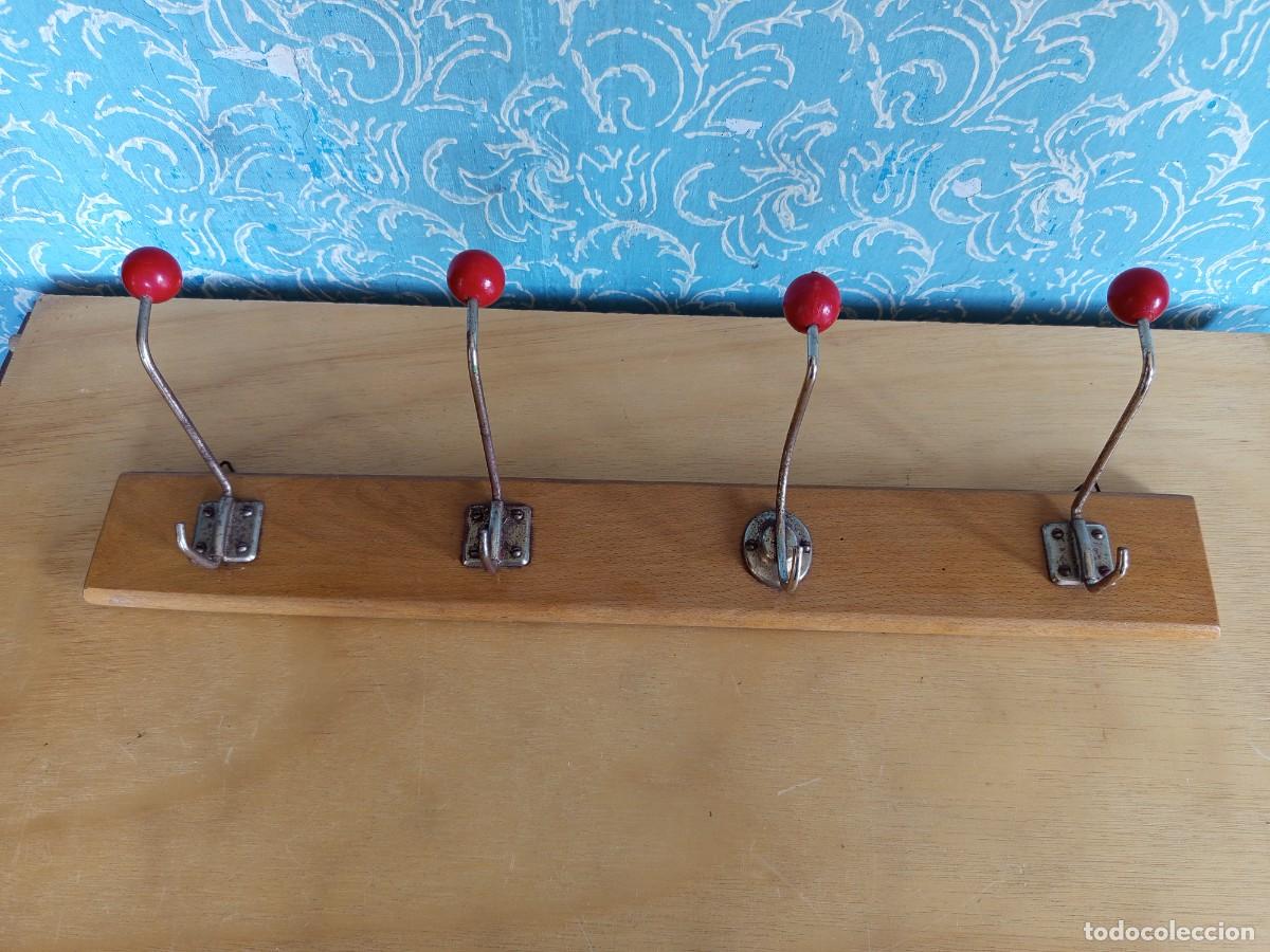 Vintage: Perchero de pared con base de madera y 4 ganchos.Vintage