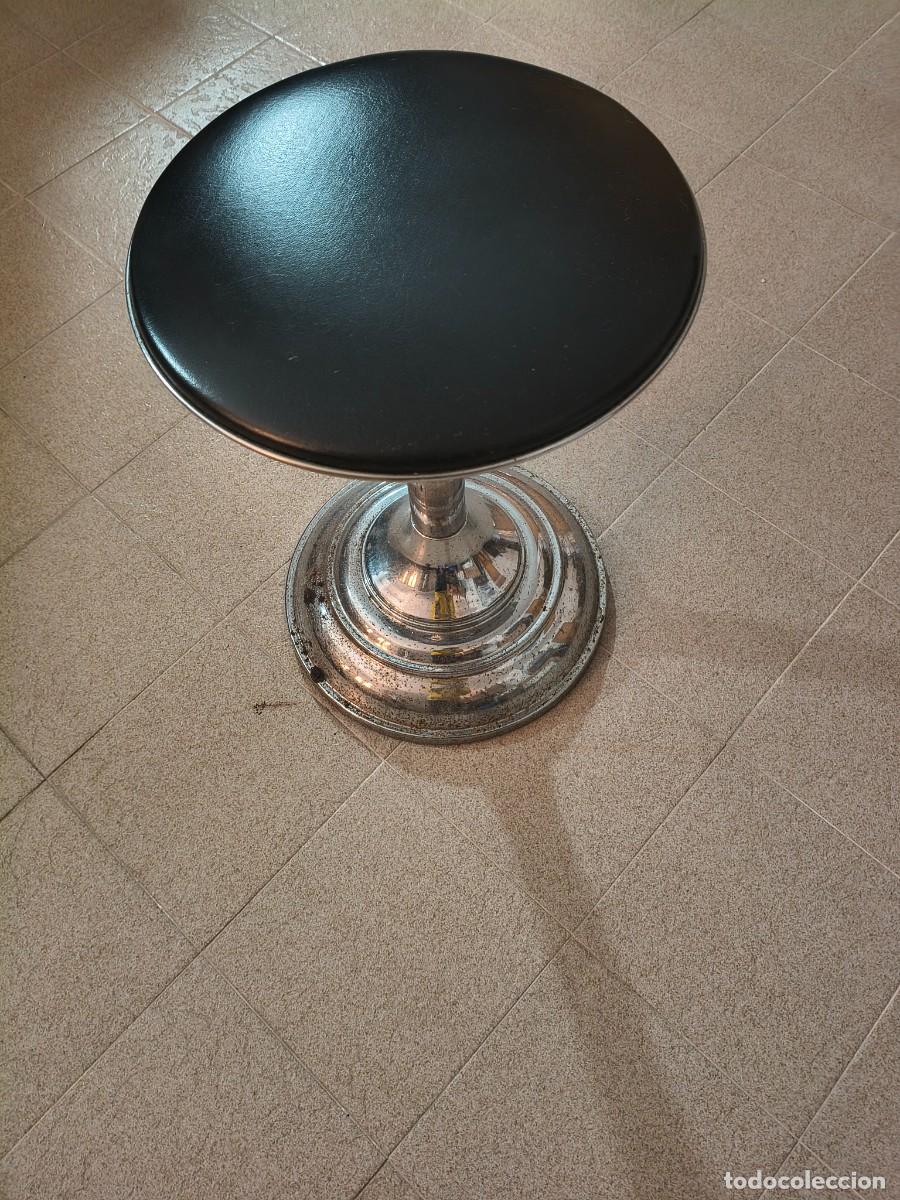 Vintage: Taburete Tulip de estilo vintage de los a&ntilde;os 70 con asiento negro y base cromada.