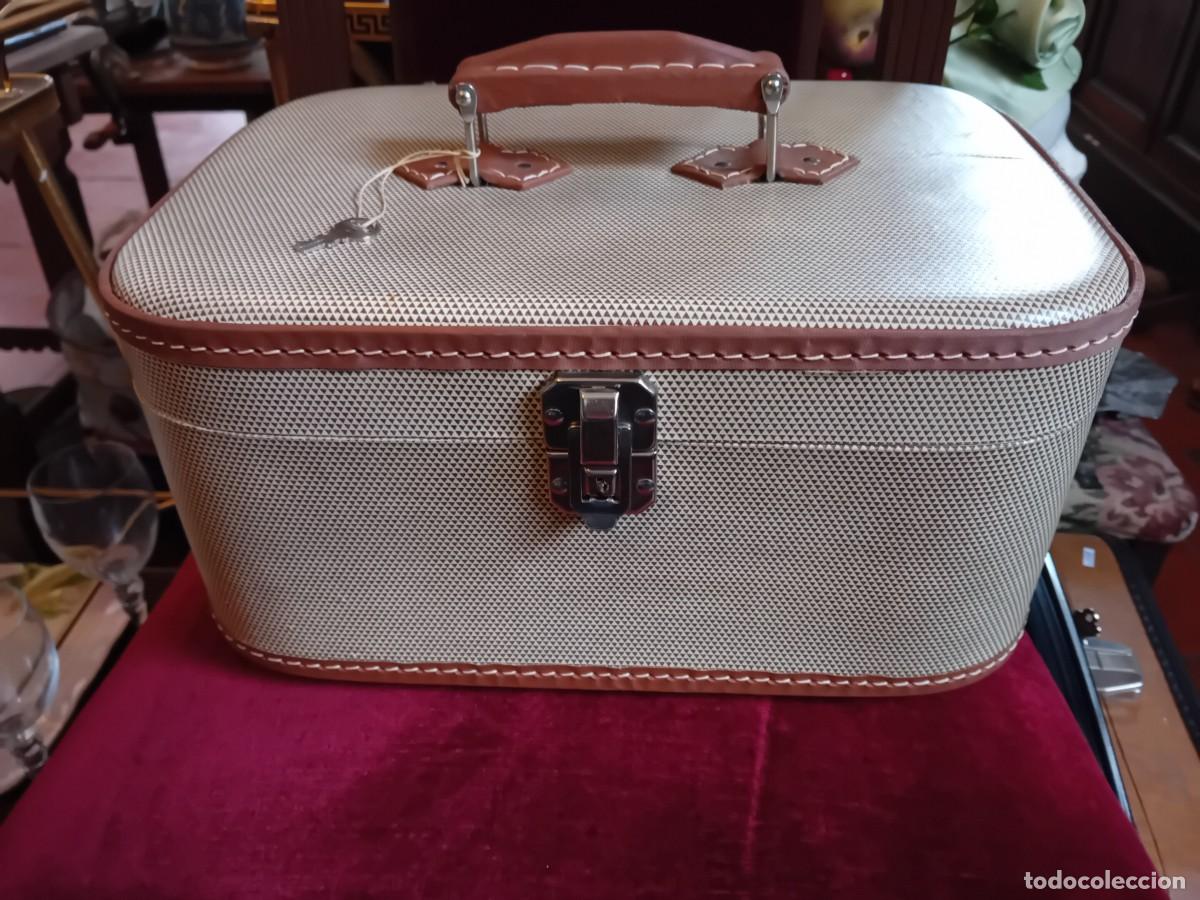 Vintage: Malet&iacute;n neceser antiguo, con su llave.