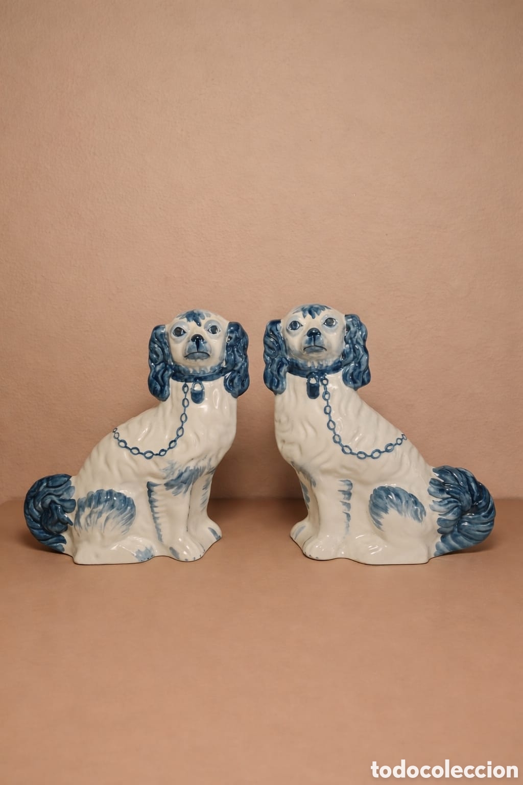 Vintage: Pareja de perros spaniel estilo Staffordshire vintage, cer&aacute;mica inglesa pintada a mano.
