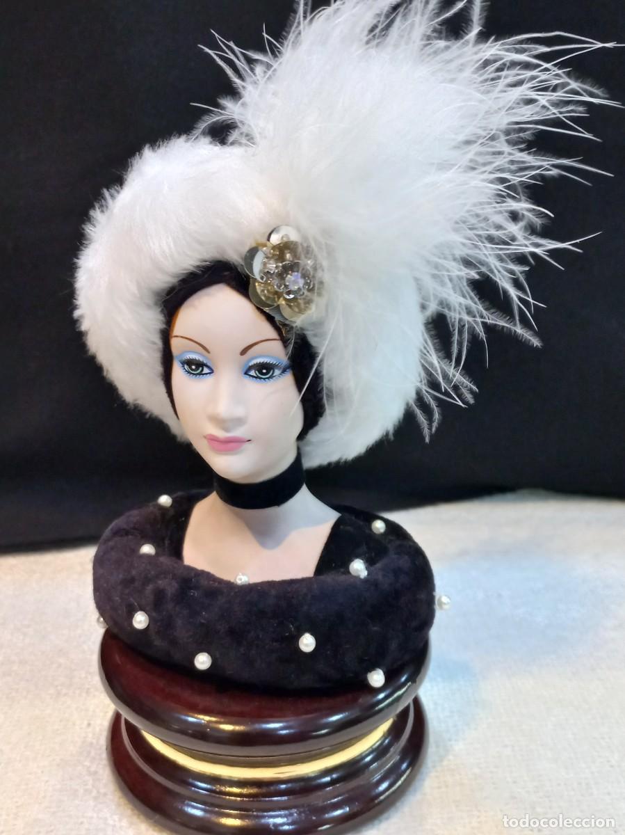 Vintage: BUSTO &uml;MAR&Iacute;N&uml; BEDAD NEGRO-BLANCO peana madera
