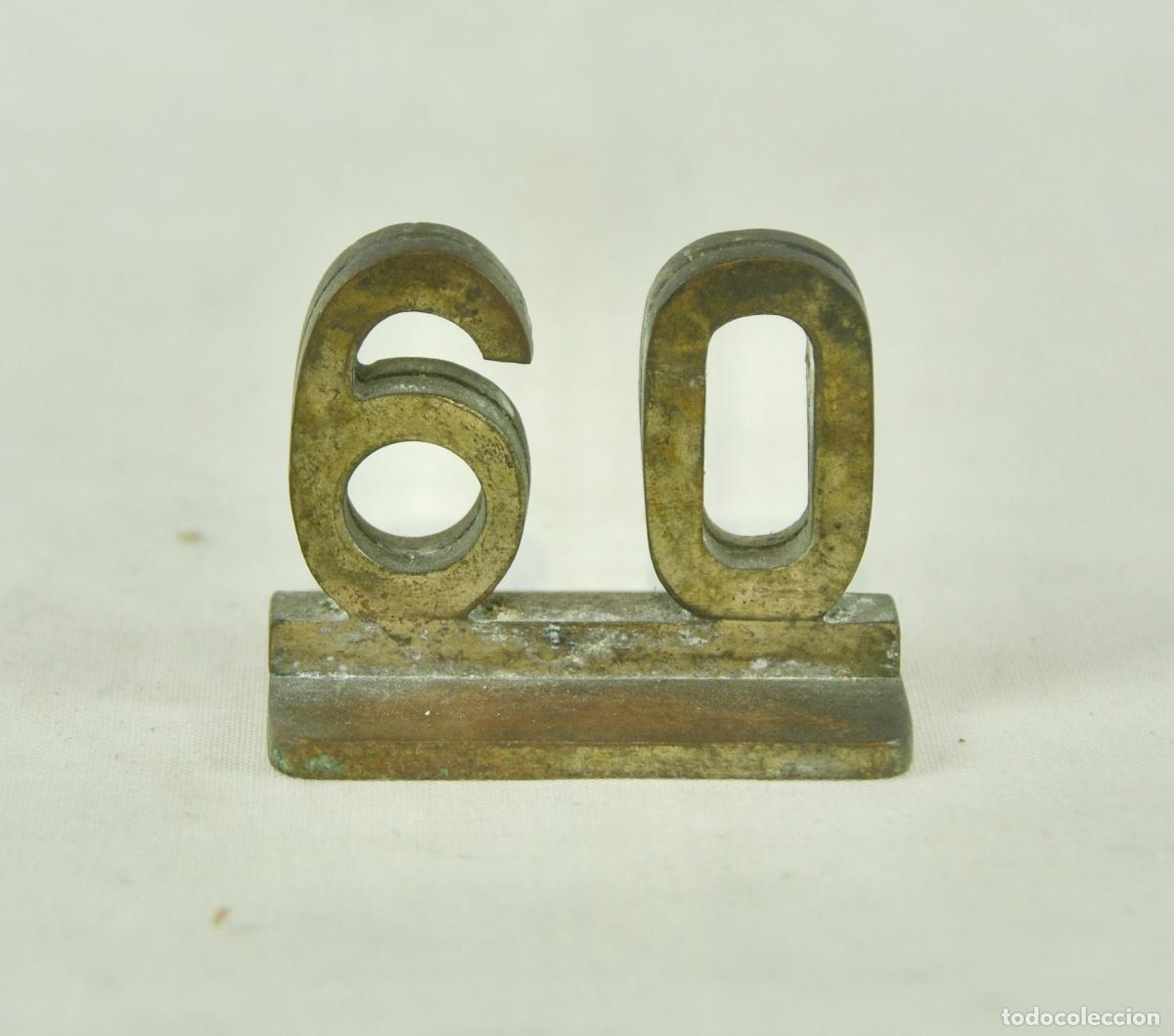 Vintage: N&uacute;mero 60 en bronce para tarjetas en restaurante