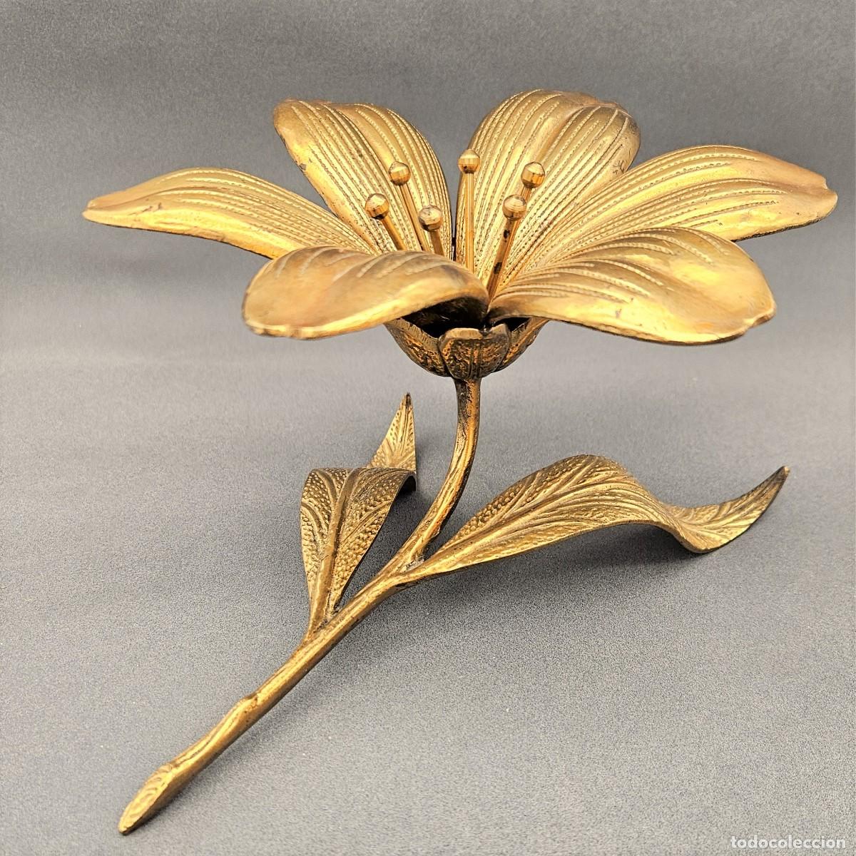 Vintage: Hollywood Regency cenicero de lat&oacute;n con forma de flor de loto. 1970 - 1975