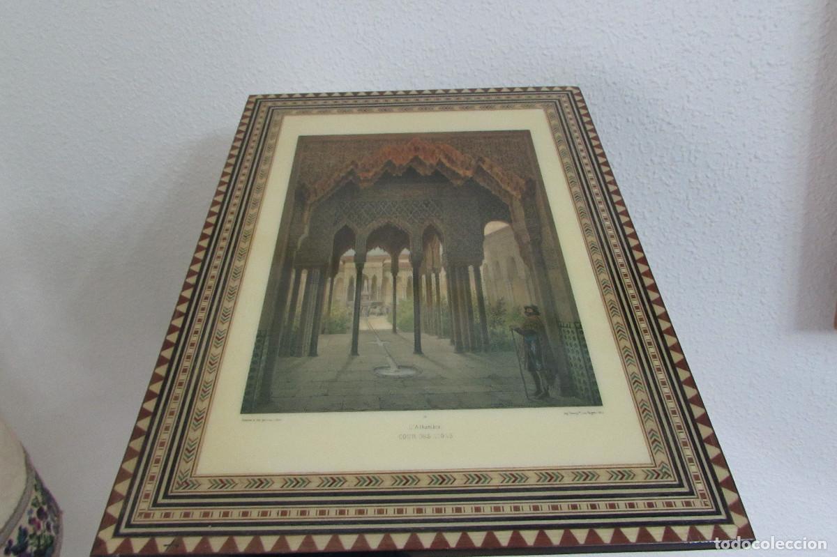 Vintage: Marco de taracea Isidro con imagen del exterior del Patio de los Leones de La Alhambra