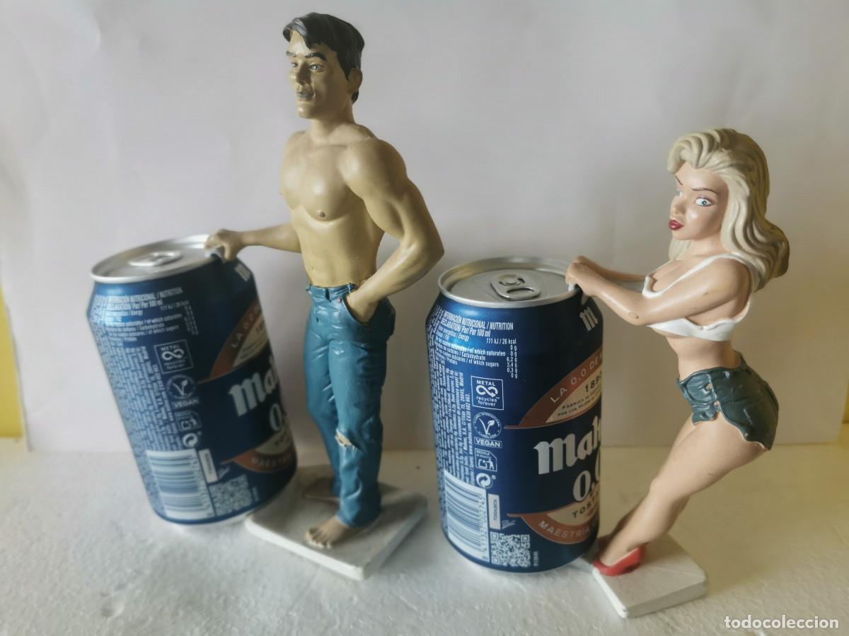 Vintage: 2 figuras vintage sujeta latas Demars Ganz Bottoms Up Soda Beer Can Holder Guy Girl Pin-up