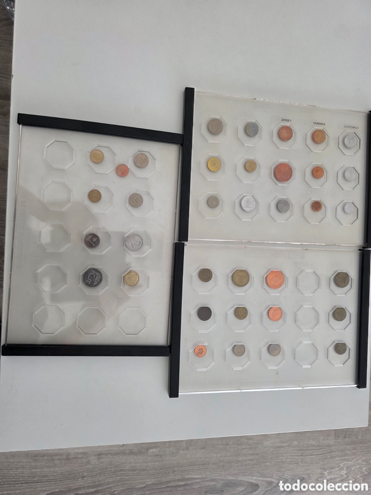 Vintage: Gran lote monedas extranjeras con vitrinas expositoras