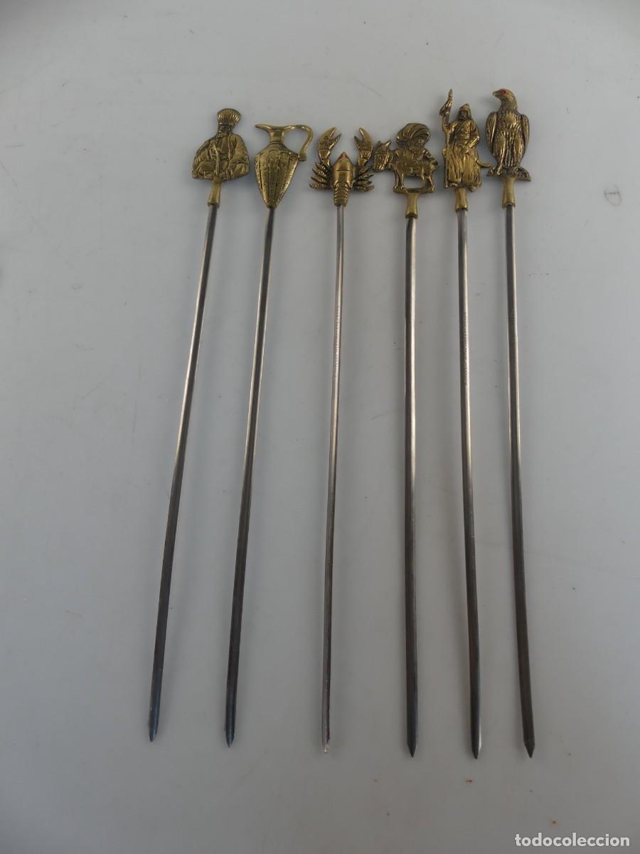 Vintage: JUEGO DE 6 PINCHOS PARA CARNE DE ACERO CON MANGOS DE BRONCE