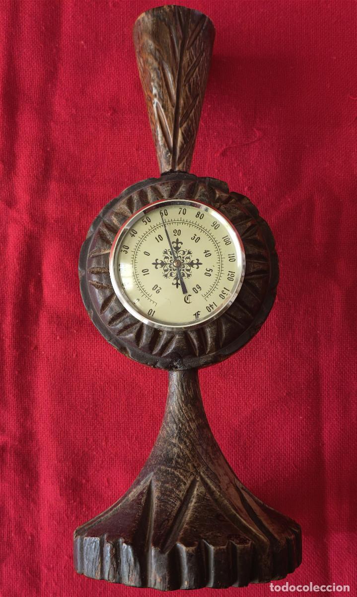 Vintage: Term&oacute;metro o bar&oacute;metro vintage de mesa, con dise&ntilde;o tallado en madera