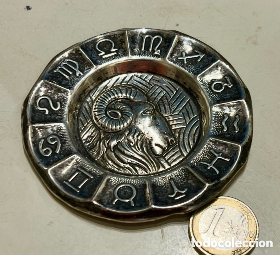 Vintage: Plato peque&ntilde;o / Cenicero. Hor&oacute;scopo. Plata. Con punz&oacute;n. A&ntilde;os 70.