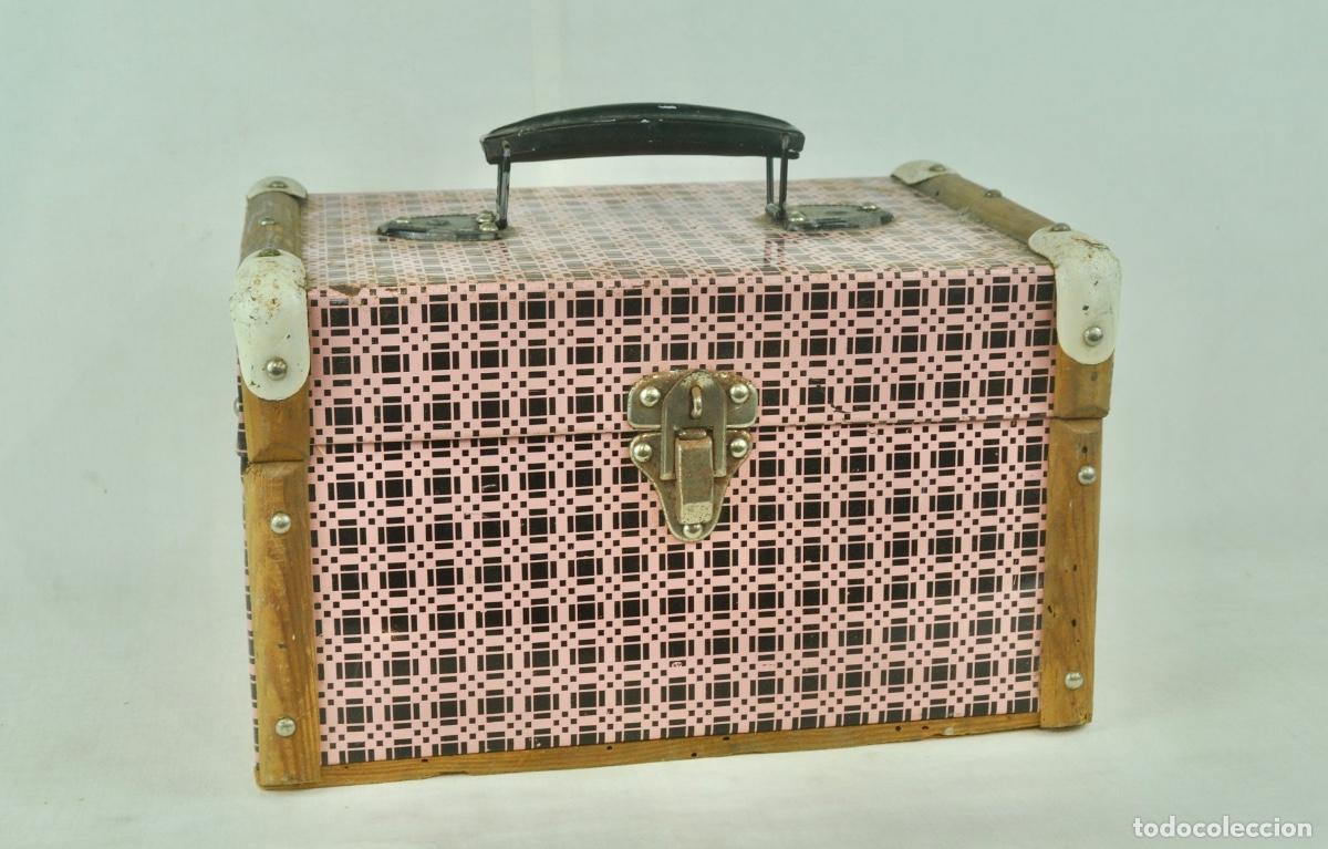 Vintage: Neceser en chapa y madera en color rosa y dibujos en negro