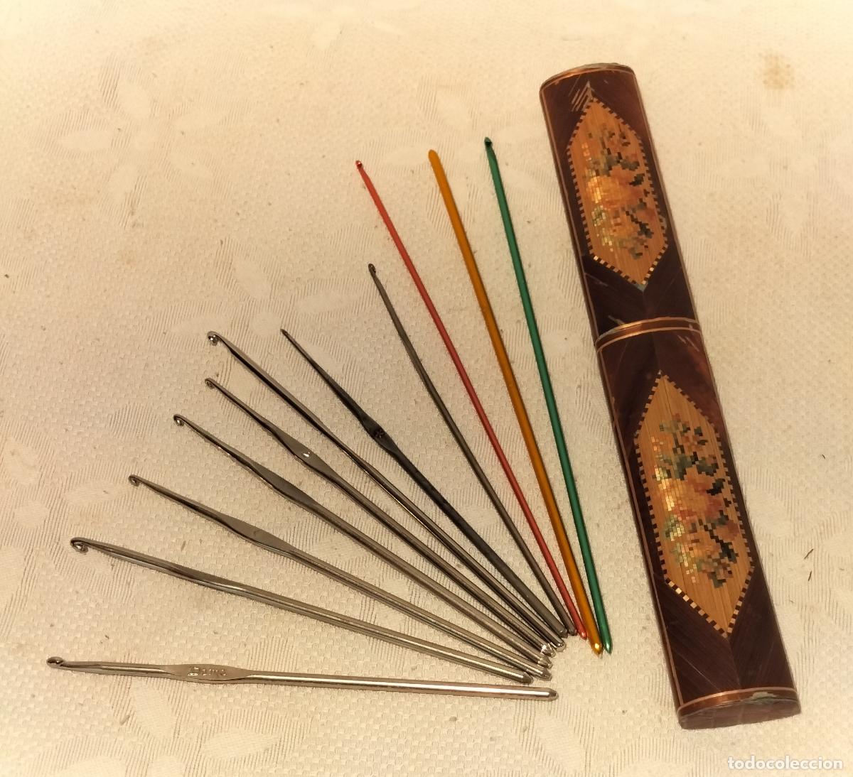 Vintage: JUEGO DE AGUJAS DE GANCHILLO CON CAJA REALIZADA CON MARQUETER&Iacute;A DE PAJA.