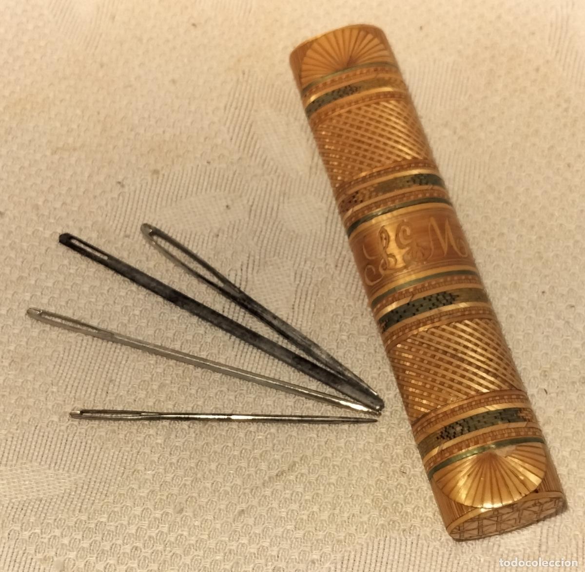 Vintage: JUEGO DE AGUJAS DE COSER CON CAJA REALIZADA EN MARQUETER&Iacute;A DE PAJA.