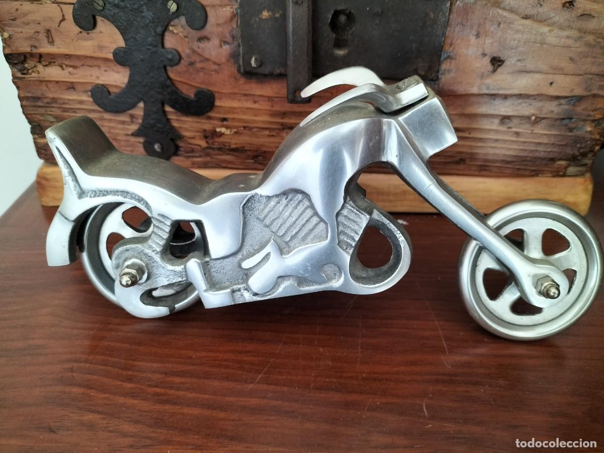 Vintage: Motocicleta de metal hecha a mano. Aluminio