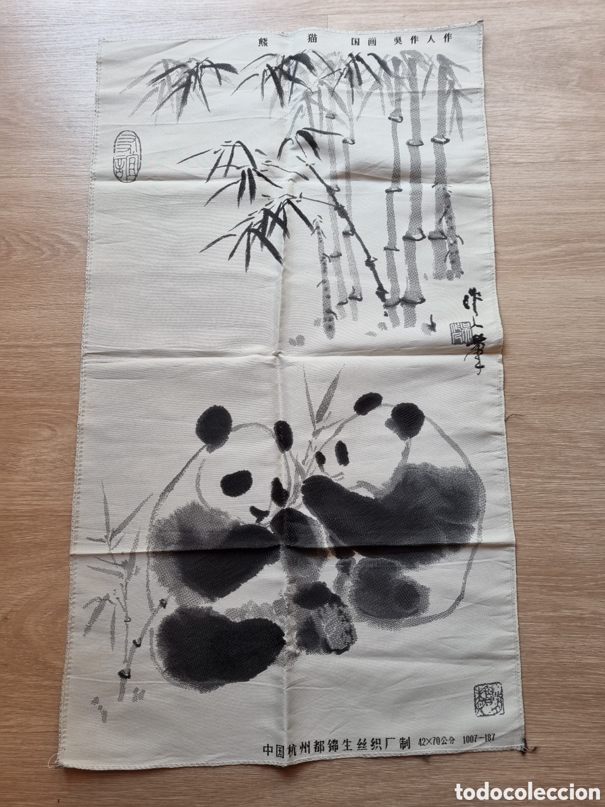 Vintage: Gran lienzo chino con hilos blancosy negros. Dibujo de pandas. 43 x 75 cm. Derecho y rev&eacute;s.