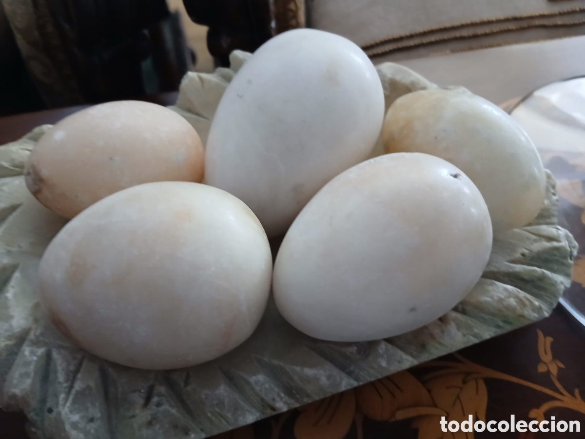 Vintage: Cinco Huevos de Alabastro con Bandeja Decorativa en Forma de Hoja