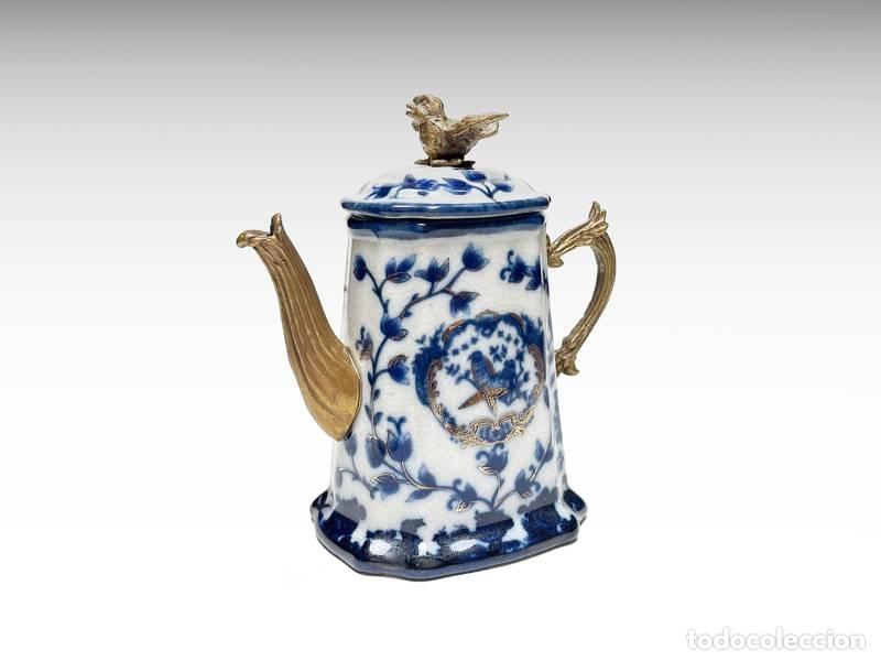 Vintage: Tetera de porcelana y bronce (1411)