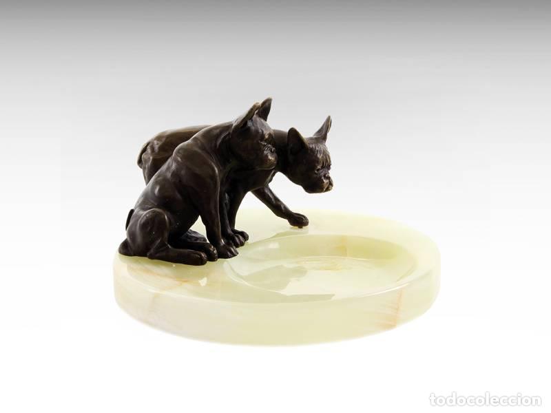 Vintage: Cenicero de m&aacute;rmol &oacute;nix con escultura de bronce de bulldogs franceses (1477)