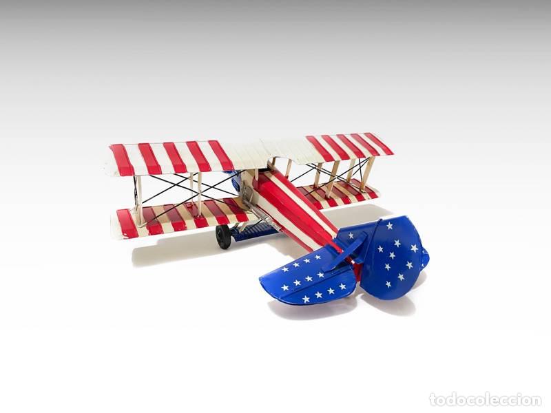 Vintage: Maqueta met&aacute;lica - Avi&oacute;n antiguo; biplano militar estadounidense; de la Segunda Guerra Mundial (1397