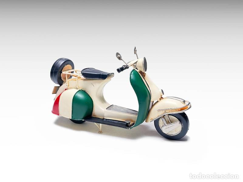 Vintage: Modelo met&aacute;lico - motocicleta Vespa cl&aacute;sica (2105)