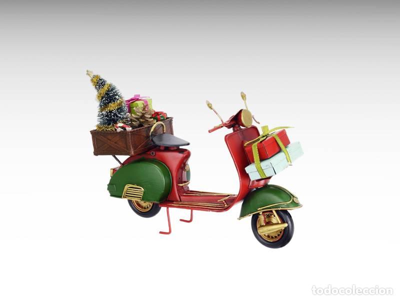Vintage: Modelo met&aacute;lico - Scooter Vespa con adornos navide&ntilde;os (1363)