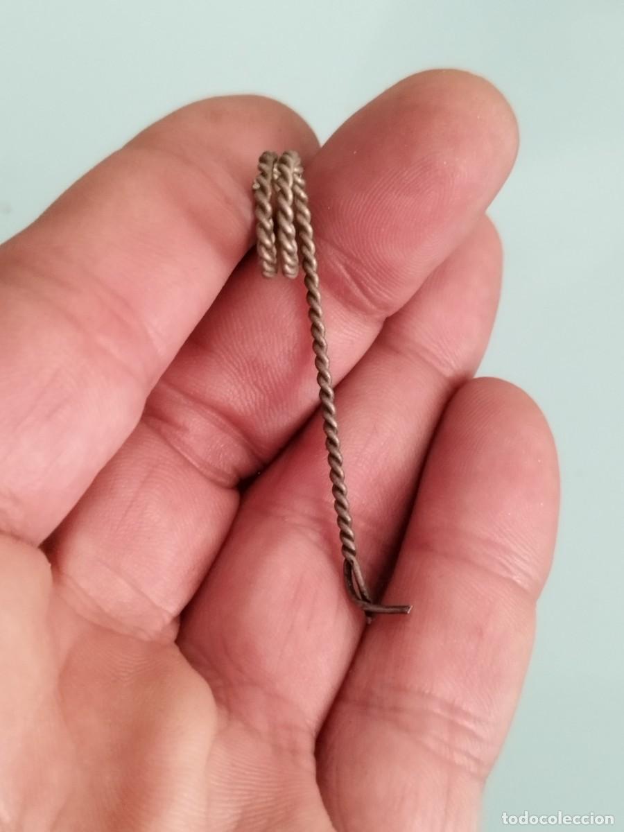 Vintage: Antiguo adorno de metal trenzado.