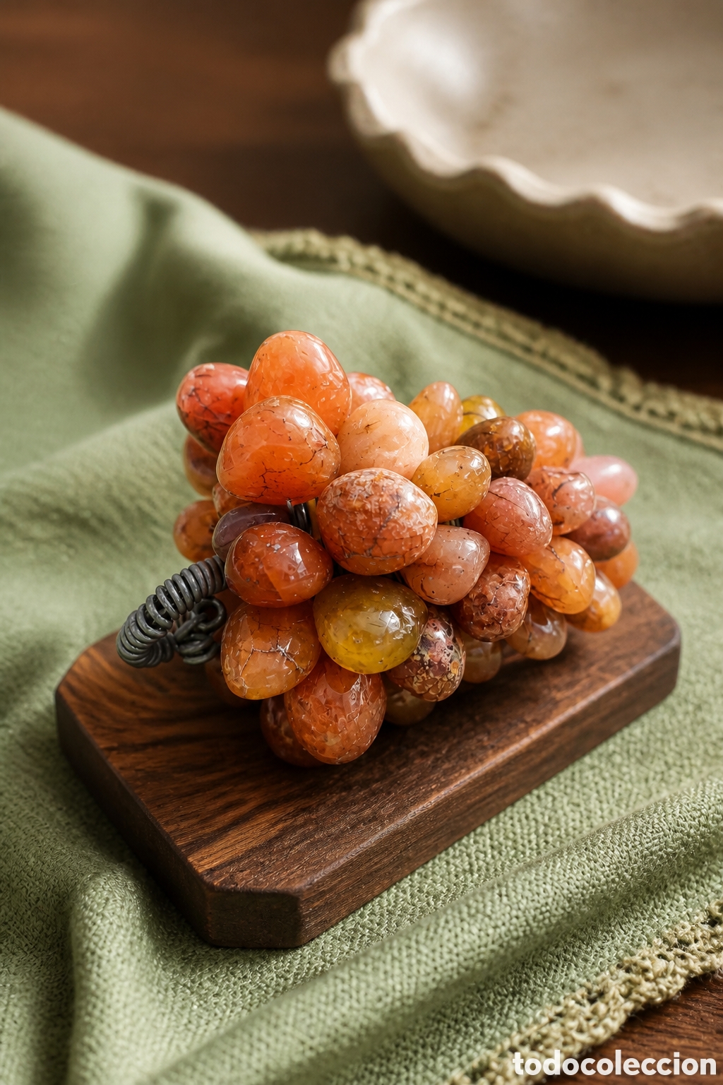 Vintage: Racimo decorativo de uvas elaborado con piedras semipreciosas de &aacute;gata cornalina en tonos naranja...