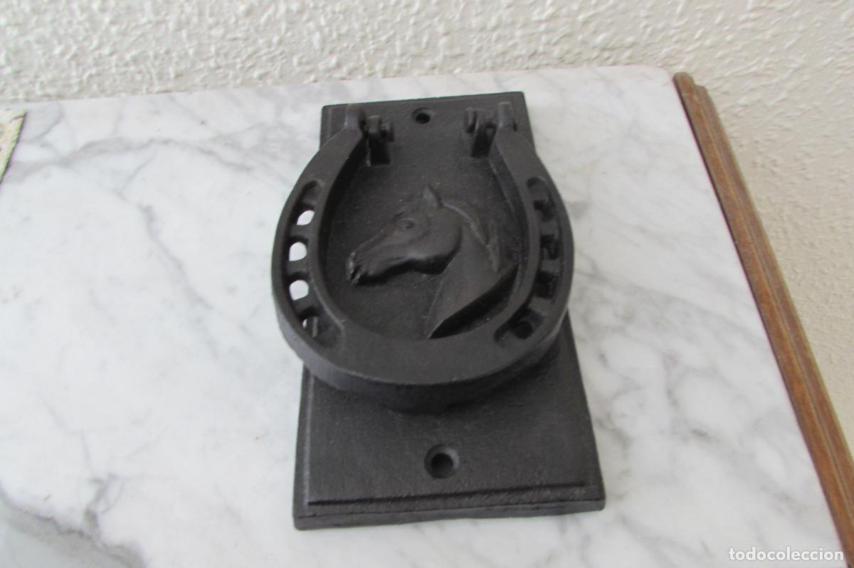 Vintage: Aldaba/Llamador de puerta de hierro negro con forma de herradurra figura caballo