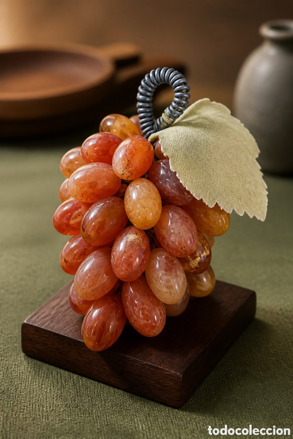 Vintage: Racimo decorativo de uvas elaborado con piedras semipreciosas de &aacute;gata cornalina en tonos naranja...