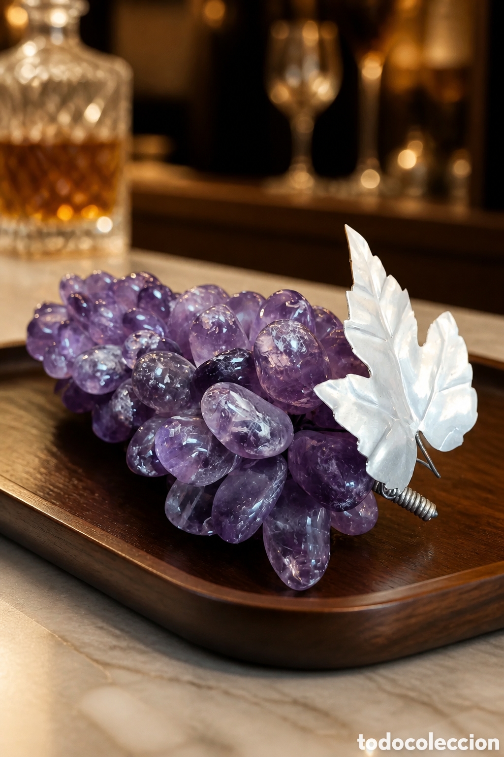 Vintage: Racimo decorativo de uvas elaborado con piedras semipreciosas de amatista.