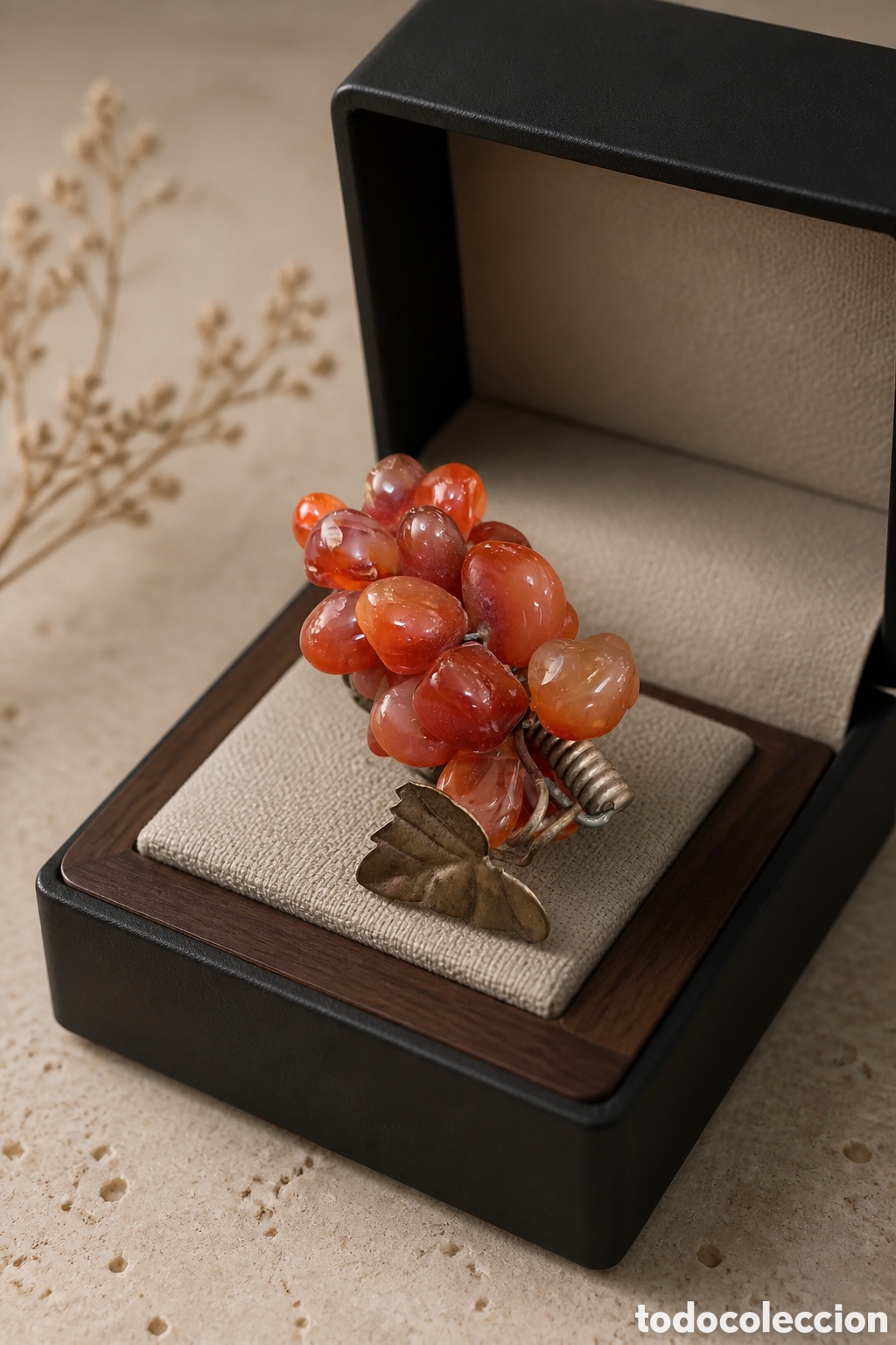 Vintage: Racimo decorativo de uvas elaborado con piedras semipreciosas de &aacute;gata cornalina en tonos naranja...