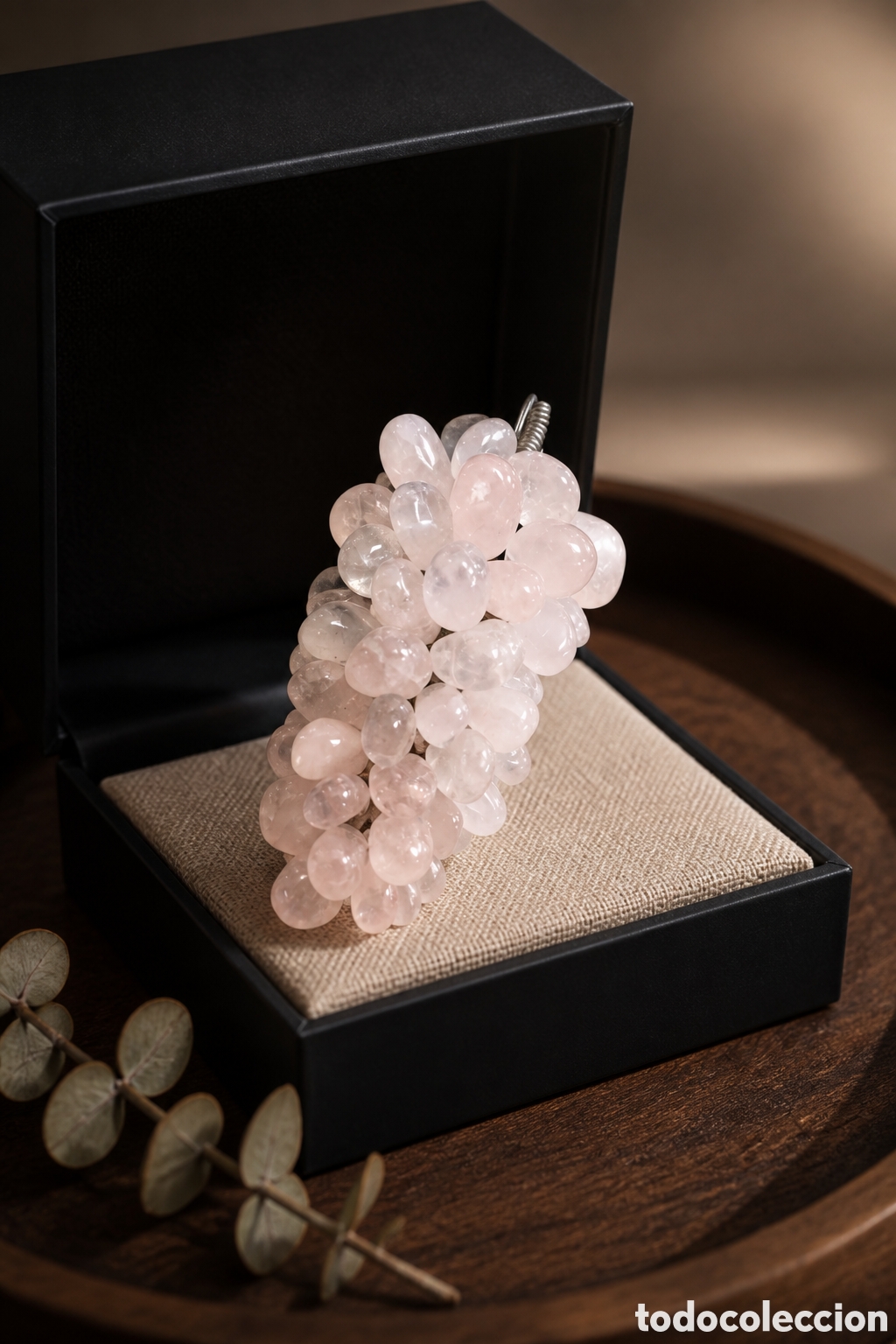Vintage: Racimo de uvas decorativo vintage elaborado con piedras de cuarzo rosa pulidas y detalles met&aacute;licos.