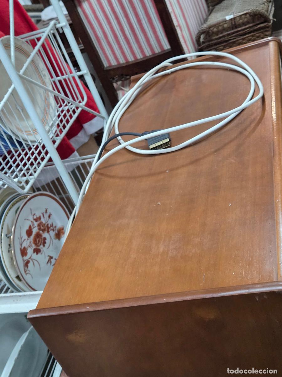 Vintage: mesa de TV con sus cables gastos de envio 45&euro; - Foto 2