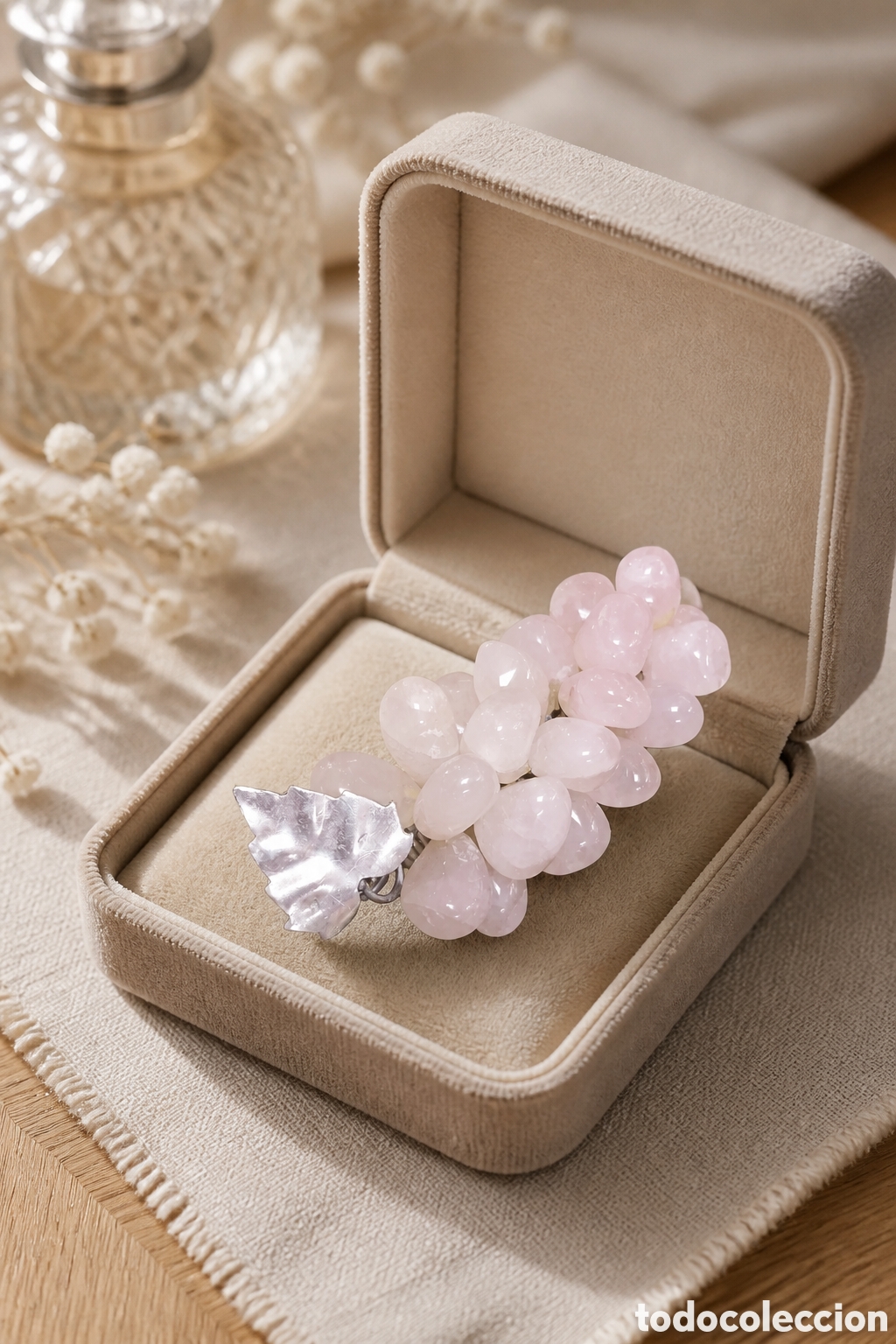 Vintage: racimo de uvas decorativo vintage elaborado con piedras de cuarzo rosa pulidas y detalles met&aacute;licos.