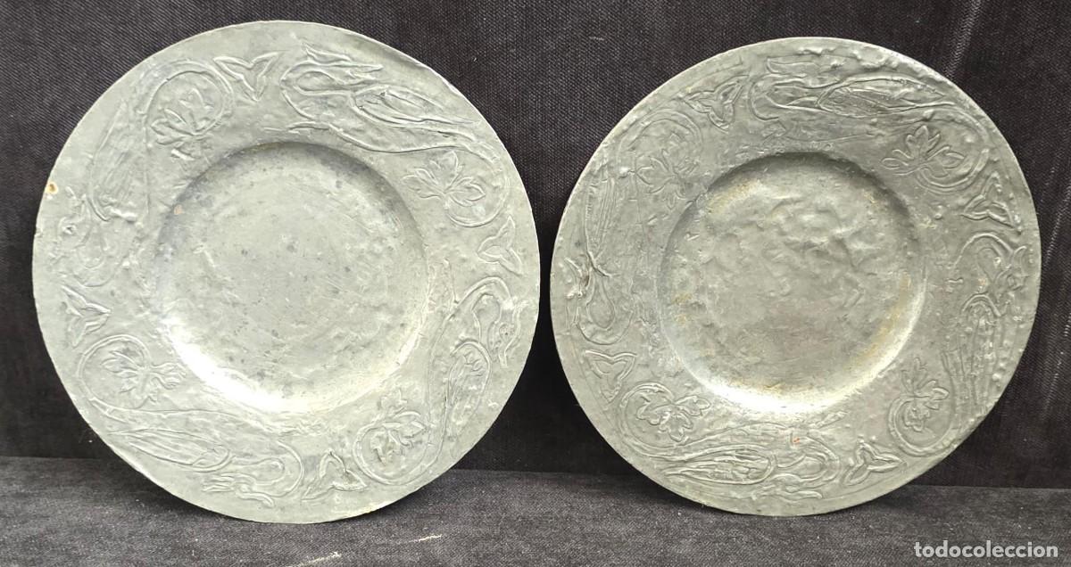 Vintage: Pareja de Platos Modernistas de Metal Repujado 15 cm &ndash; Decoraci&oacute;n Floral Art Nouveau Vintage