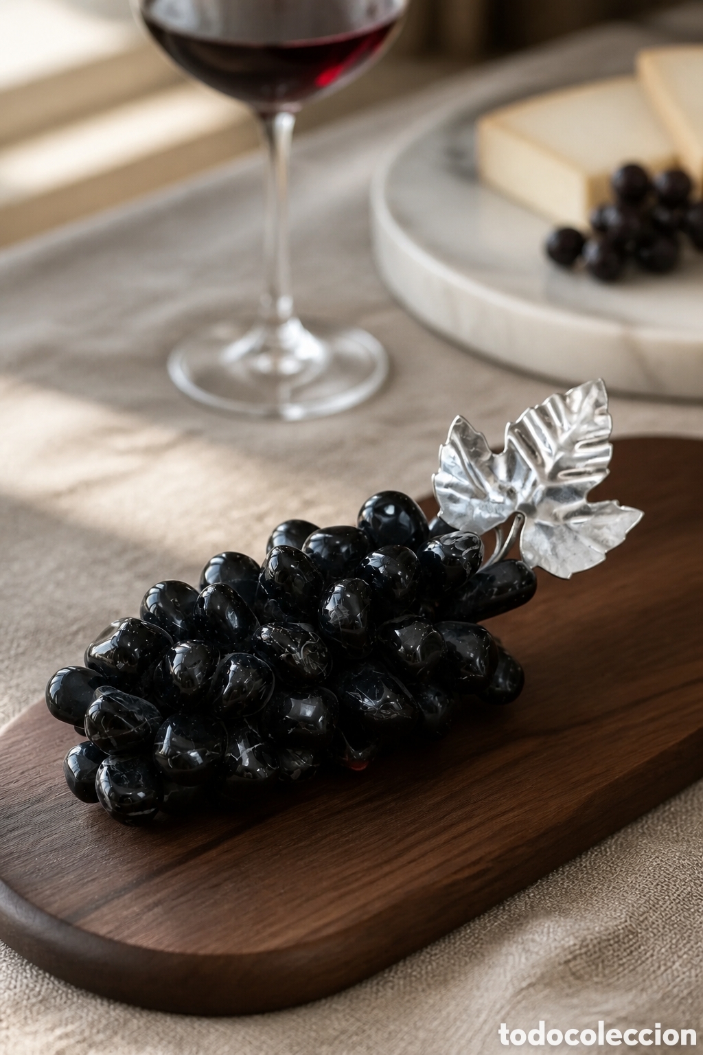 Vintage: Racimo de uvas decorativo de piedra de &oacute;nix negro con hoja plateada.