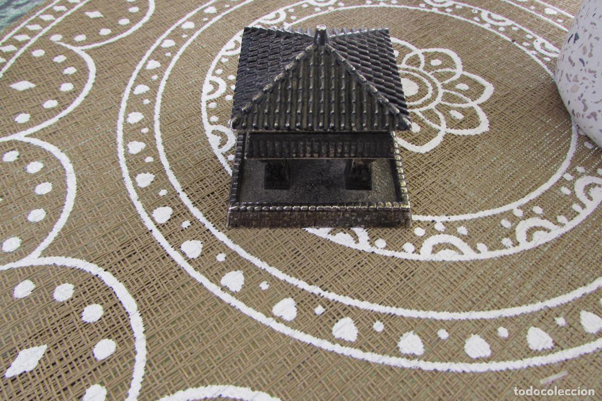 Vintage: Reproducci&oacute;n met&aacute;lica de h&oacute;rreo en miniatura