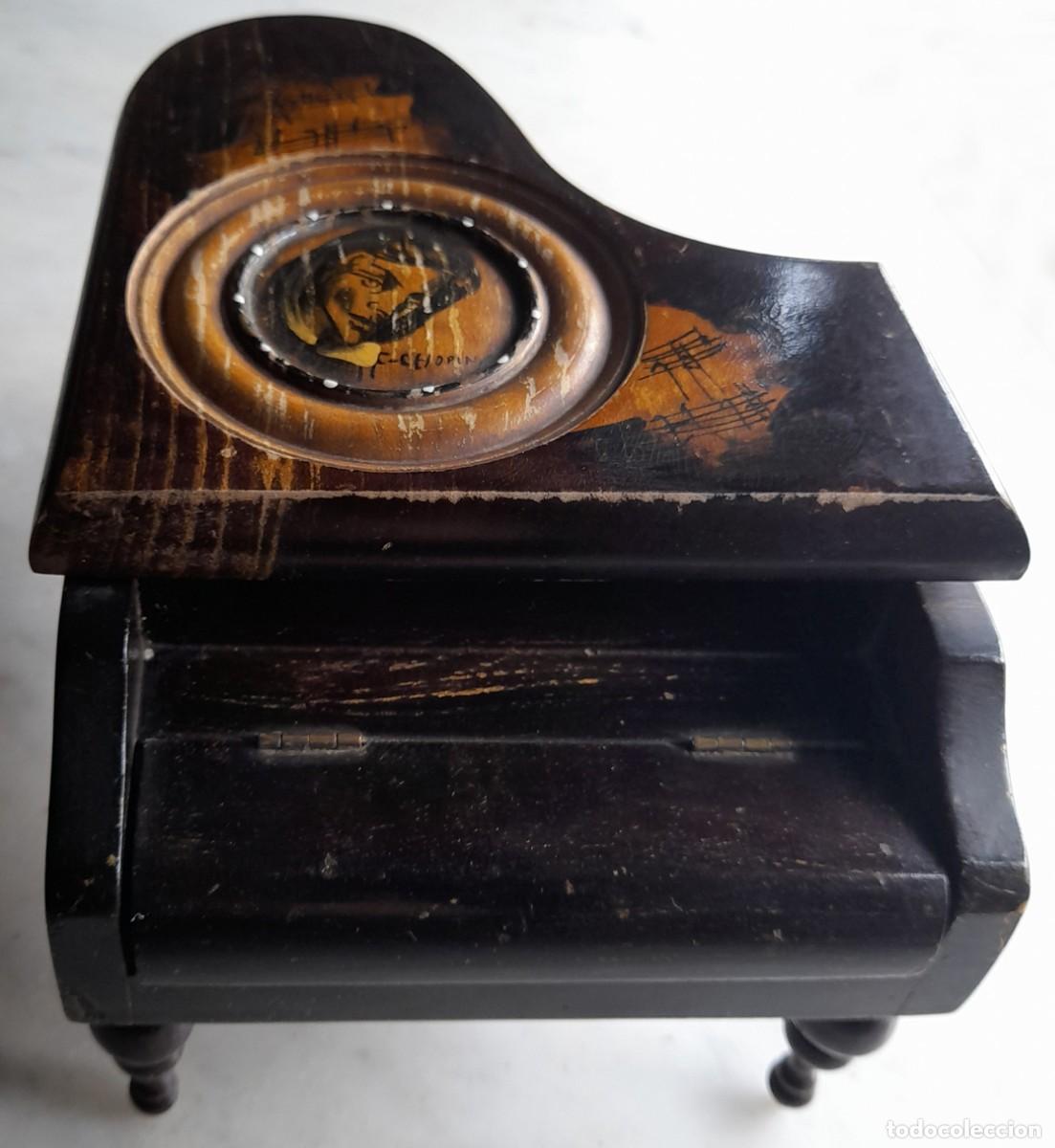 Vintage: Piano vintage, caja musical con la melod&iacute;a Tristesse de Chopin.