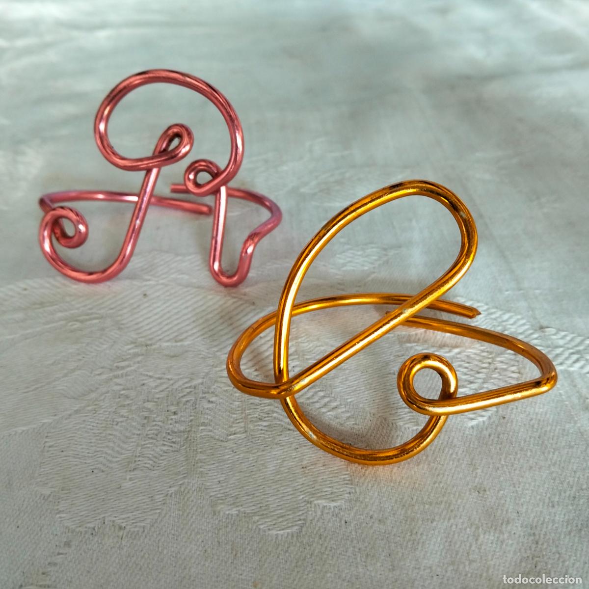 Vintage: 2 anillas servilleteras aros servilleteros vintage de metal aluminio letras R y C o G dorado rojo