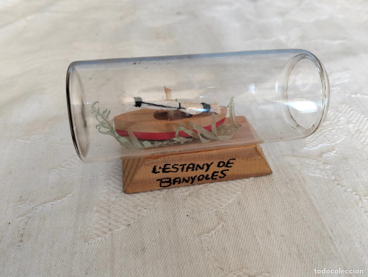 Vintage: Barco de madera miniatura en botella peque&ntilde;o frasco l'Estany de Banyoles a&ntilde;os 80-90