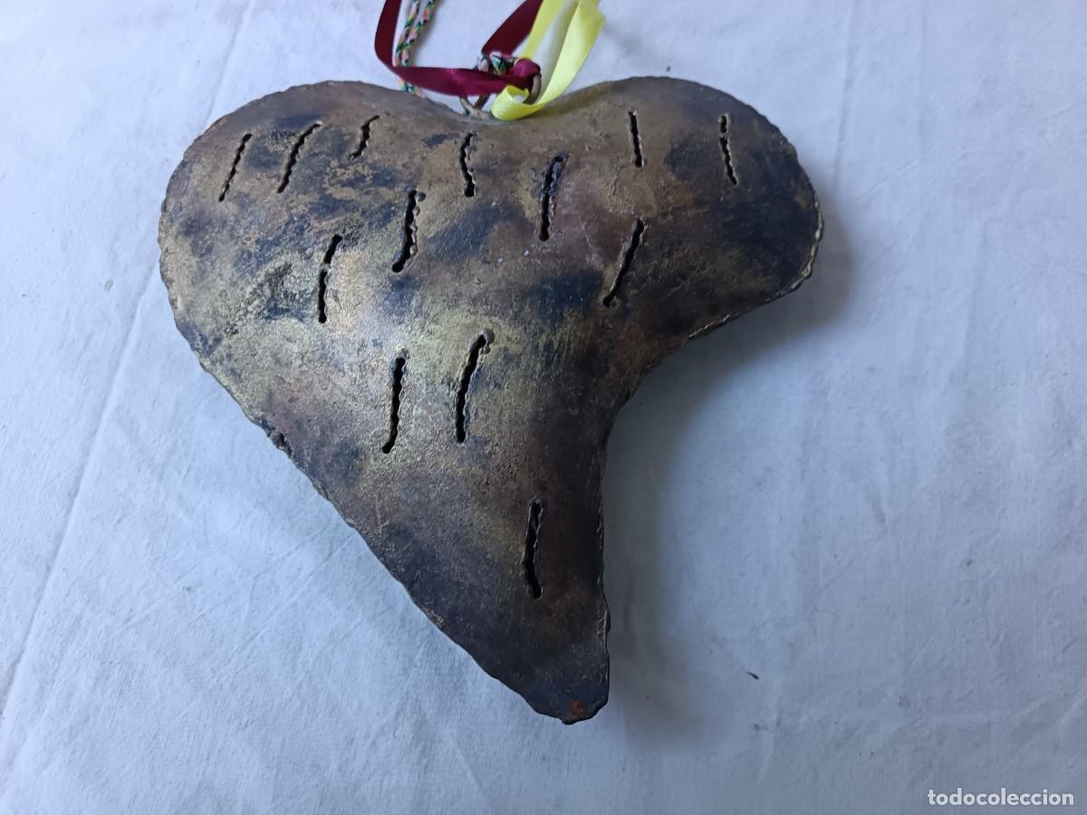 Vintage: Figura con forma de coraz&oacute;n surrealista de metal