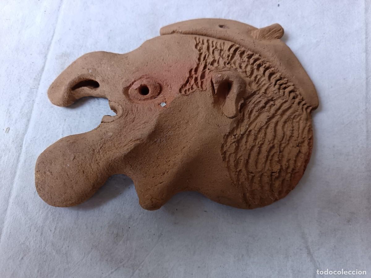 Vintage: Figura esculpida a mano en Bajorrelieve, barro o terracota, anciano de perfil, firmado COCA