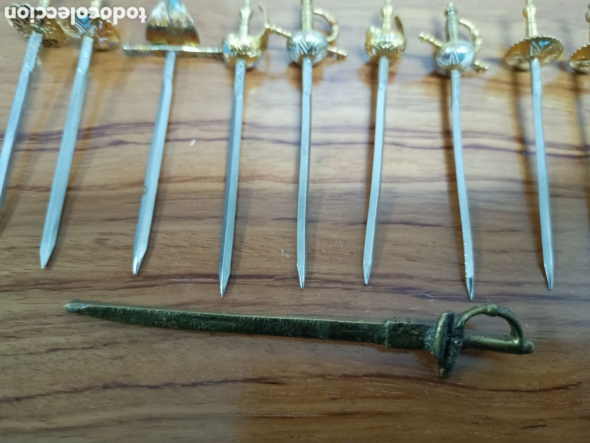 Vintage: 9 ESPADAS DE TOLEDO PARA C&Oacute;CTEL M&Aacute;S 1 ESPADA DE BRONCE - DAMASQUINADO