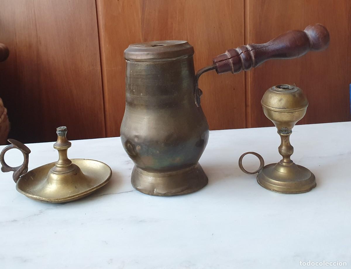 Vintage: Lote 3 antig&uuml;edades lat&oacute;n: chocolatera, l&aacute;mpara de aceite y palmatoria / candelero (1930)