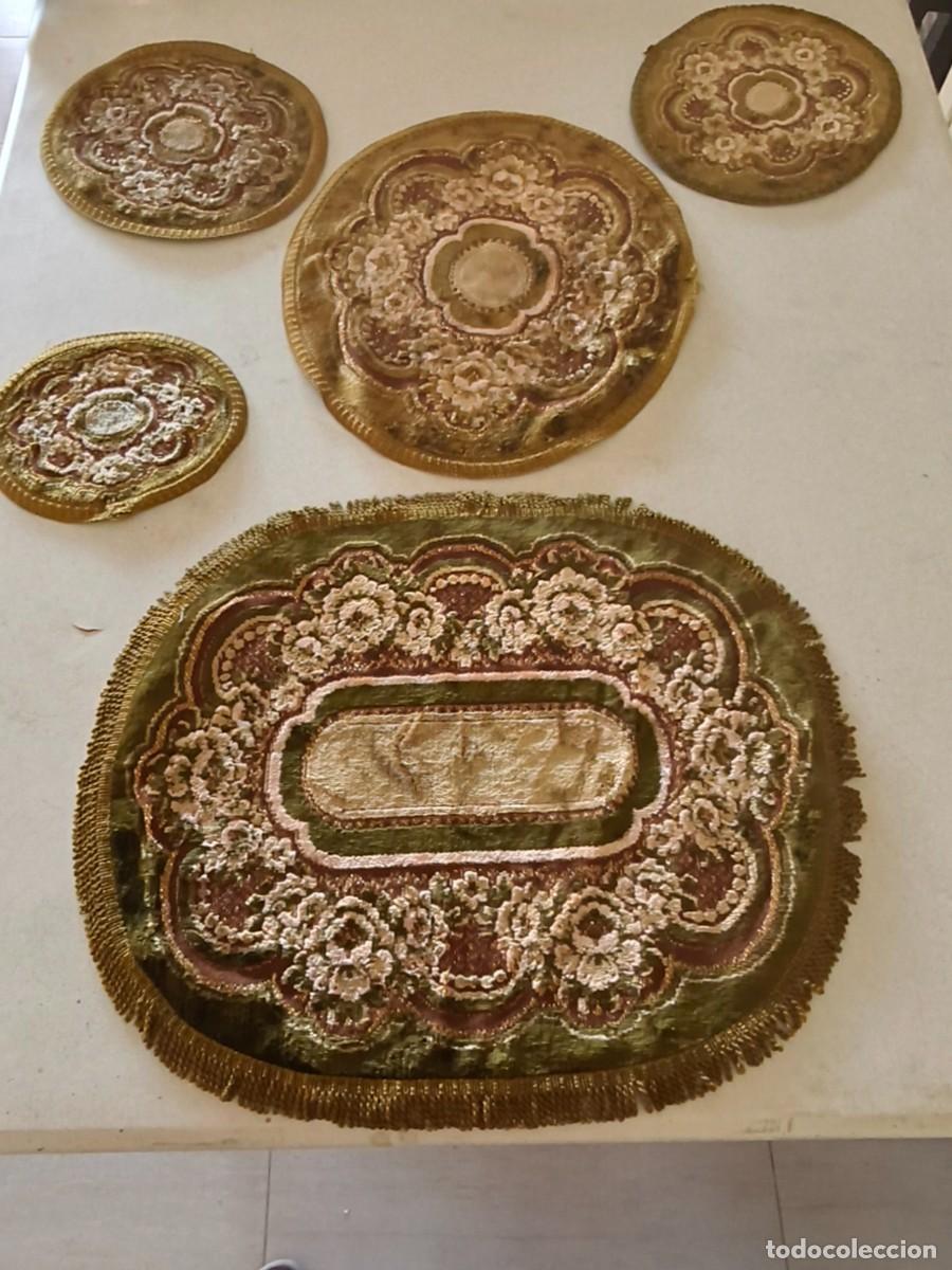 Vintage: Juego de tapetes vintage de terciopelo,y pasamaneria de oro varios tama&ntilde;os.