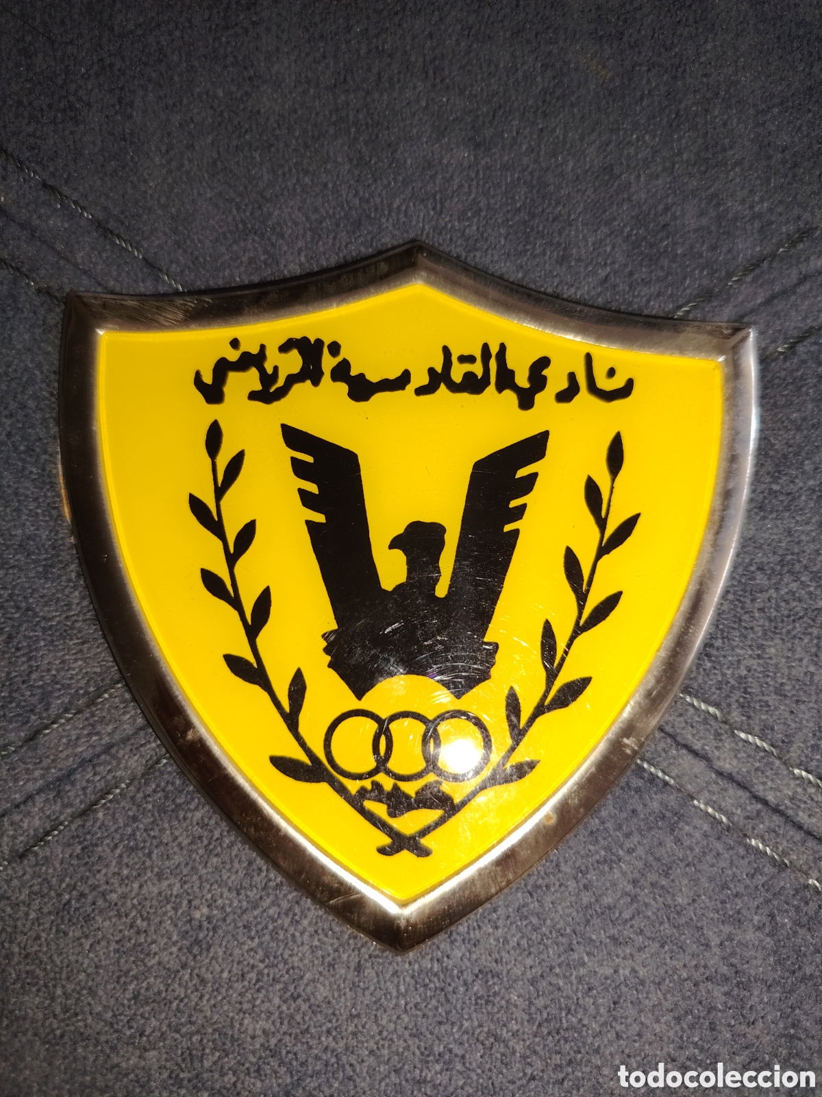 Vintage: Chapa con adhesivo. Kuwait. F&uacute;tbol.