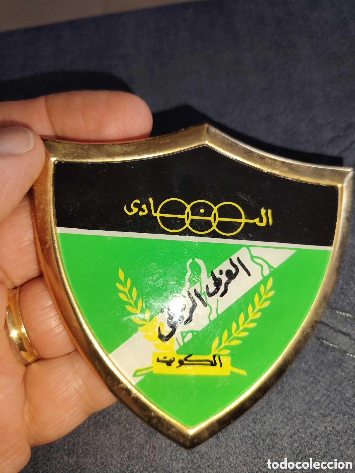 Vintage: Chapa con adhesivo, Kuwait, fubol