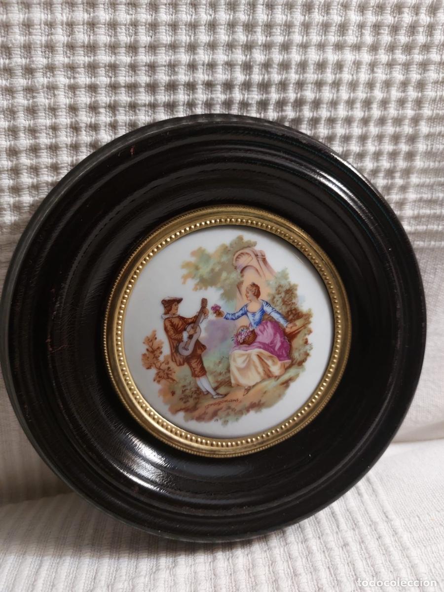 Vintage: CUADRO REDONDO EN MADERA Y PORCELANA