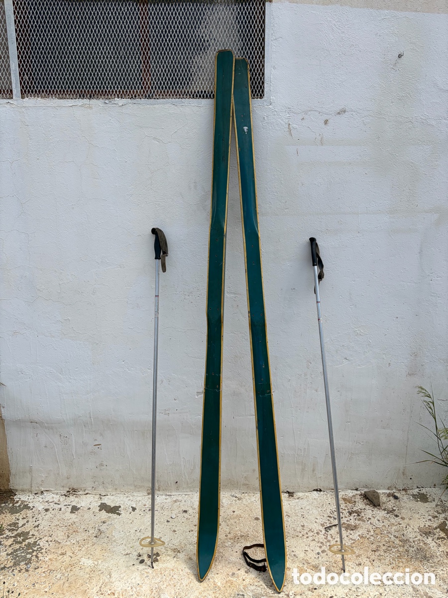 Vintage: Esqu&iacute;s antiguos de madera con bastones